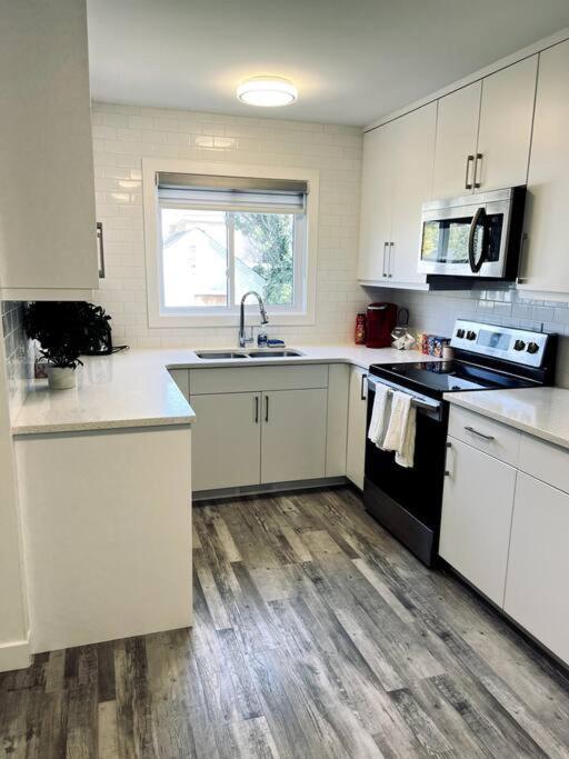 Walking Distance To St Boniface, Easy Parking Villa Winnipeg Bagian luar foto